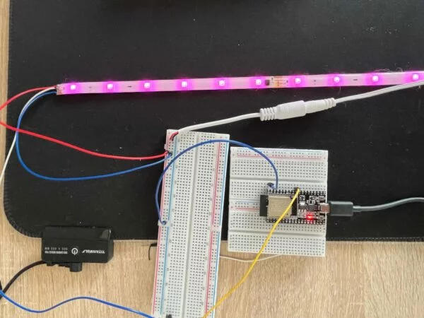Lidl Livarno Home LED-Streifen angeschlossen an ein ESP32 Entwicklungsboard um den Chip herauszufinden